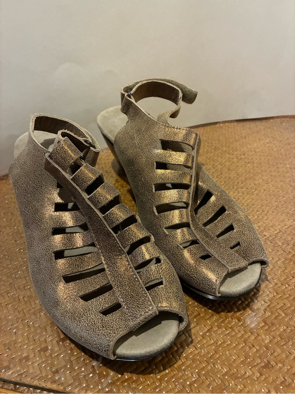 Munro metallic-suede peep Toe Velcro Ankle Strap Sandals. Sz8